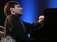 אלכסנדר קורסנטיה נגן הפסנתר הבינלאומי מגיע לרחובות